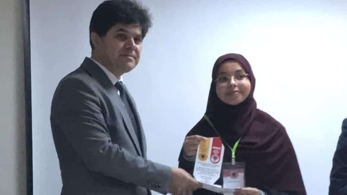 Öğrencimiz Fatıma Betül ONAY Arapça Şiir Okuma Yarışmasında Tam Puan Alarak 1. Oldu